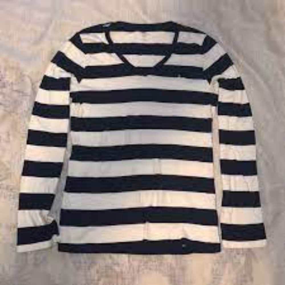 Black and white striped shirt 🖤🌁 ..
